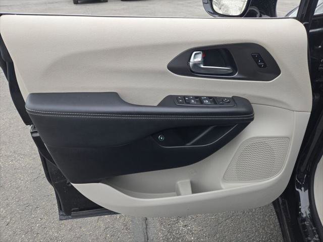 Certified 2024 Chrysler Pacifica Select image 17