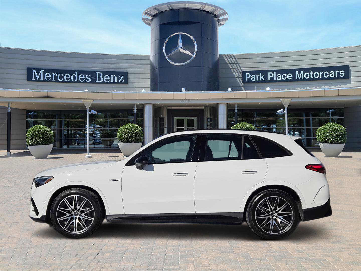 Used 2025 Mercedes-Benz GLC 43 AMG 4MATIC image 3