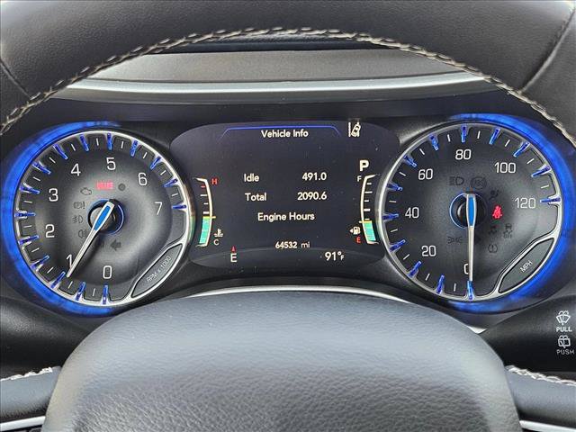 Used 2023 Chrysler Pacifica Touring-L FWD image 11