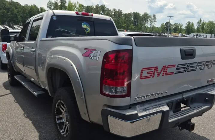 Used 2008 GMC Sierra 2500 SLT w/ Z71 Off-Road Package AWD/4WD image 2