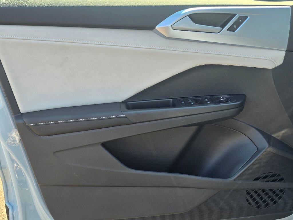 New 2025 Volkswagen Taos SE image 29