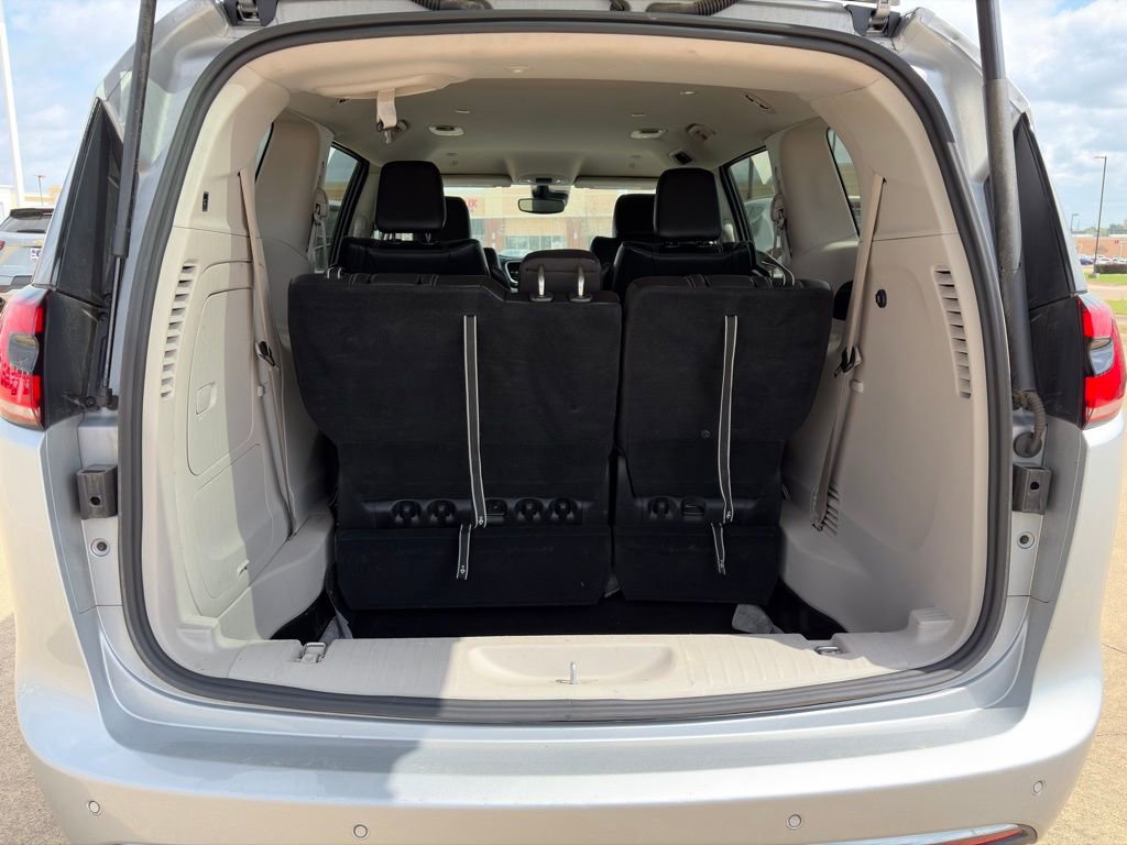 Used 2023 Chrysler Pacifica Touring-L image 8