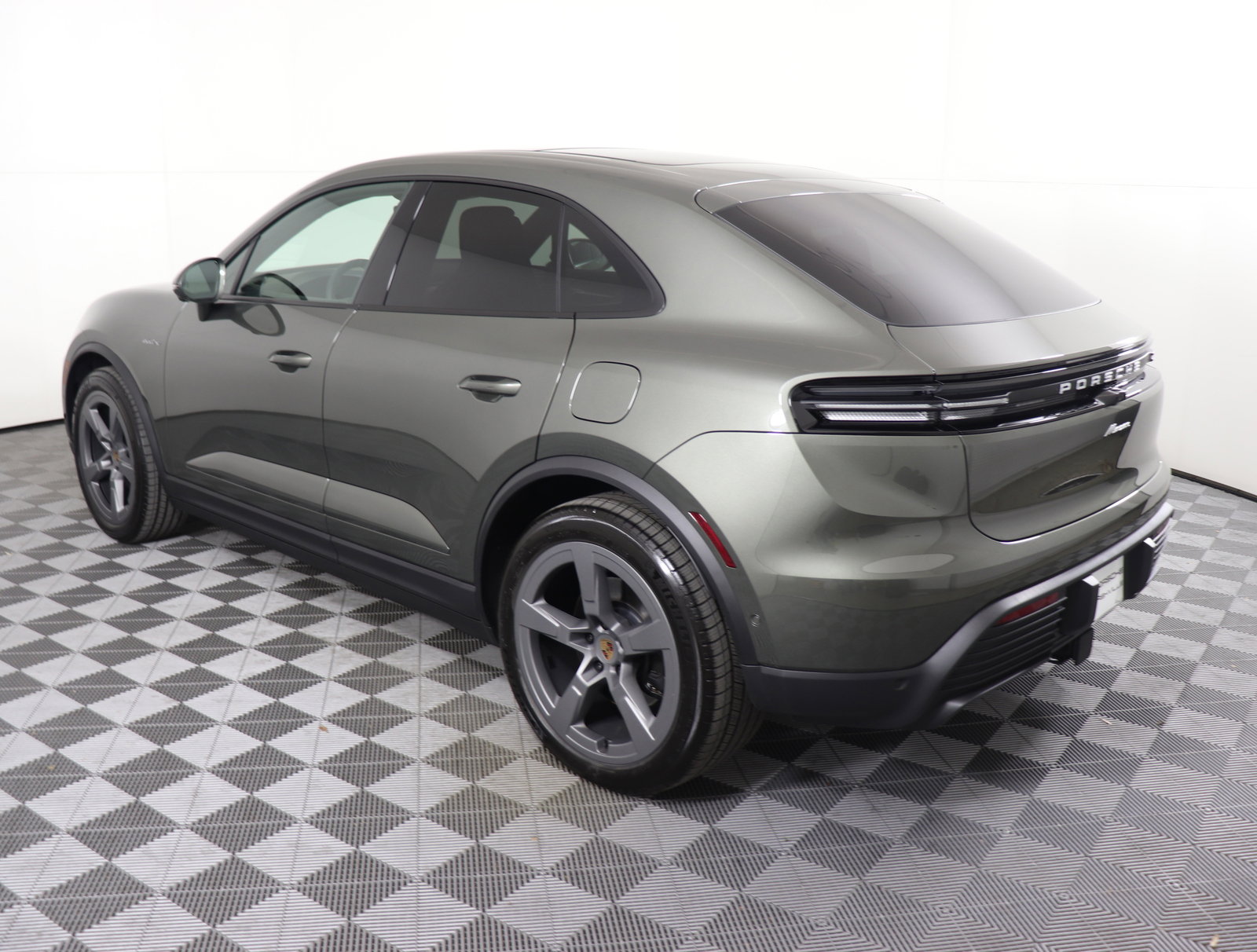 Used 2025 Porsche Macan Electric image 3