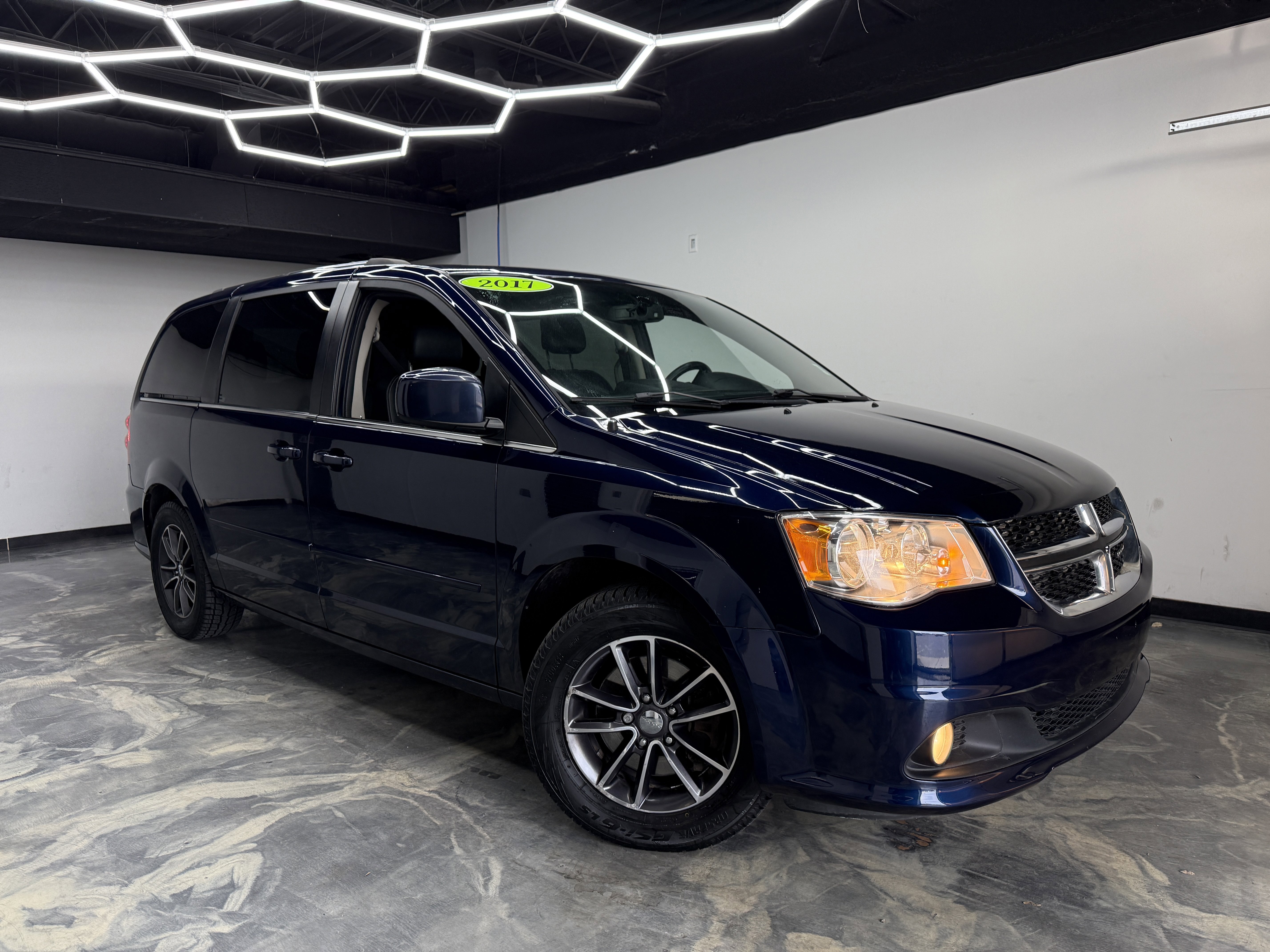 Used 2017 Dodge Grand Caravan SE image 6