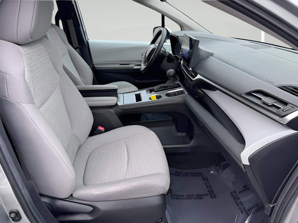 Used 2025 Toyota Sienna LE FWD image 29