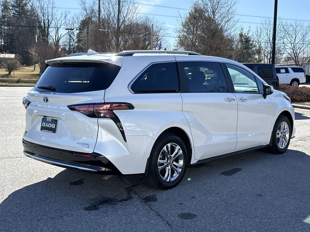 Used 2024 Toyota Sienna Platinum image 10