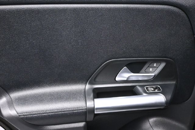Used 2021 Mercedes-Benz GLA 250 4MATIC w/ Premium Package image 11