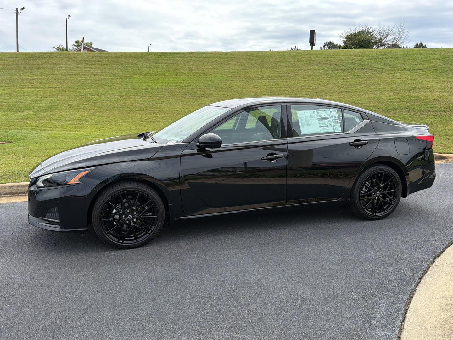 New 2026 Nissan Altima 2.5 SR w/ SR Midnight Edition Package FWD image 3