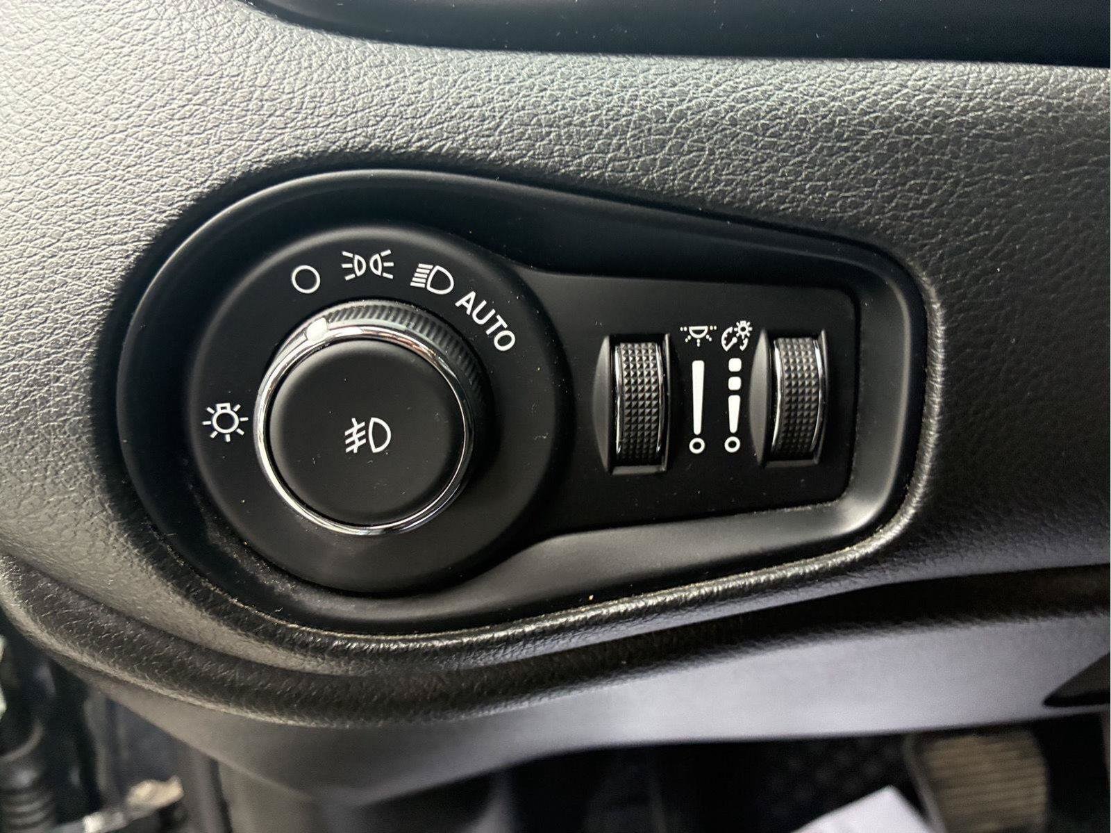 Used 2023 Jeep Renegade Latitude w/ Premium Group AWD/4WD image 17