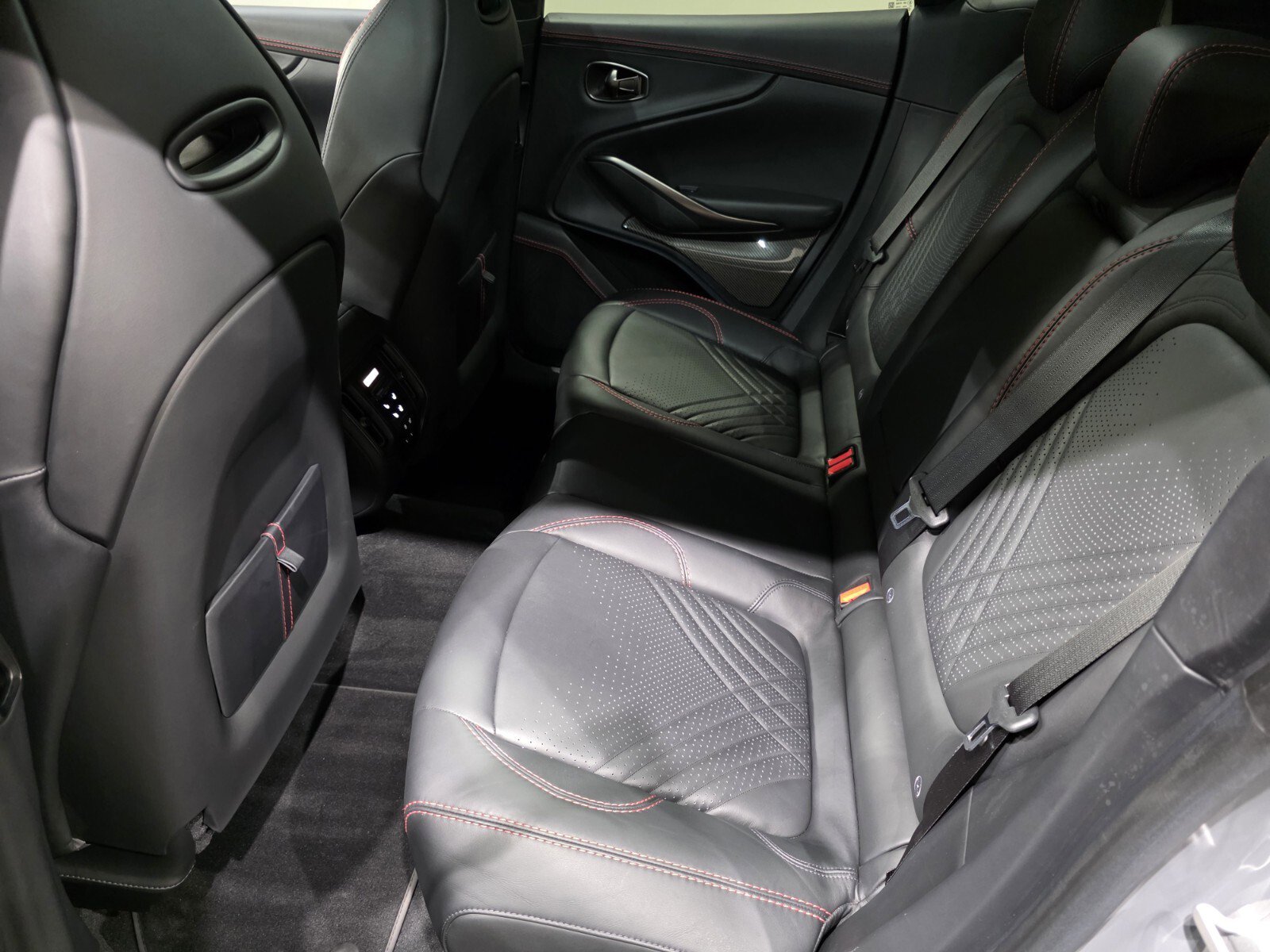 Used 2023 Aston Martin DBX image 18