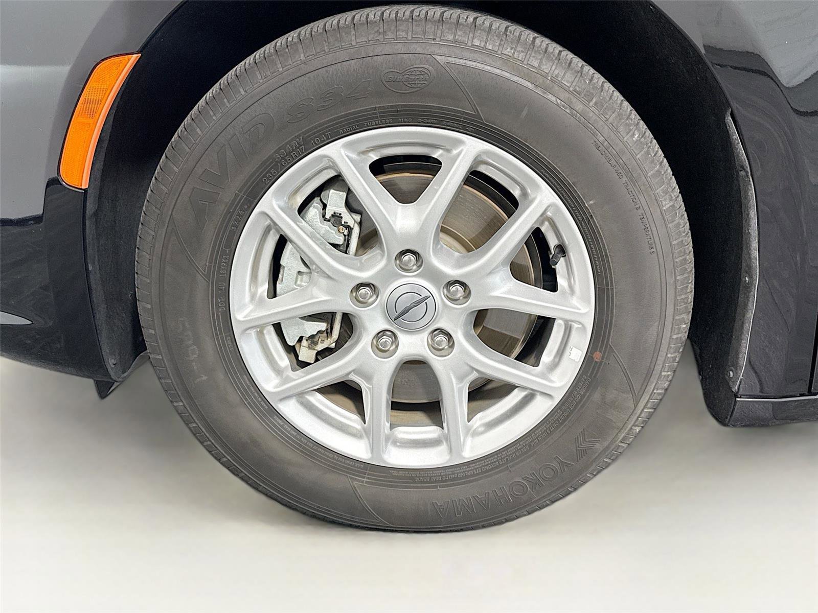 Used 2025 Chrysler Pacifica Select image 32