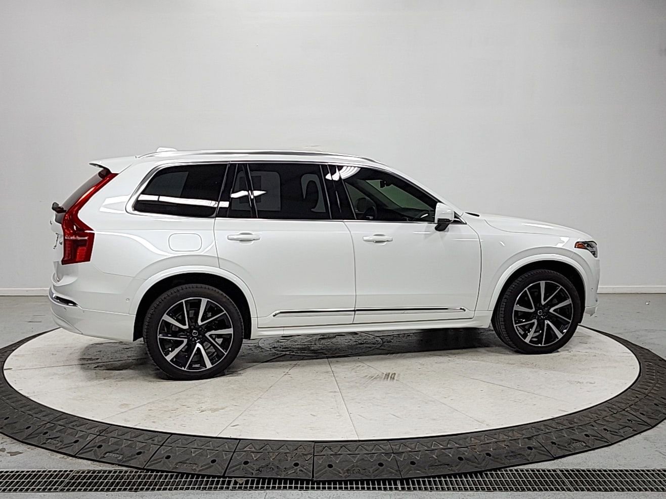Used 2024 Volvo XC90 B6 Ultimate w/ Protection Package Premier image 8