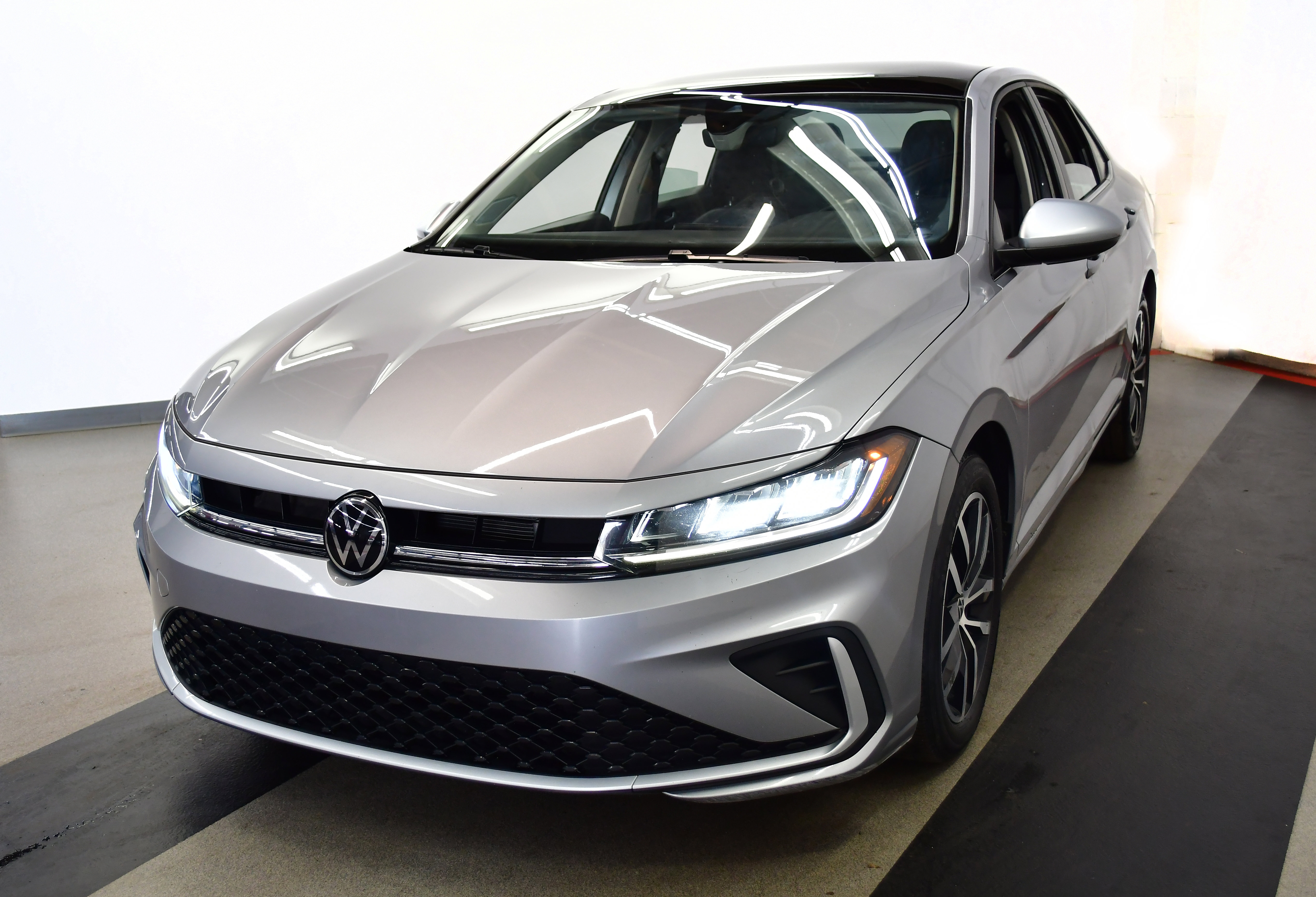 Used 2025 Volkswagen Jetta SE FWD image 7