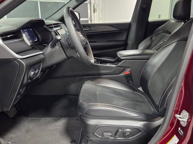 Used 2025 Jeep Grand Cherokee Altitude AWD/4WD image 5