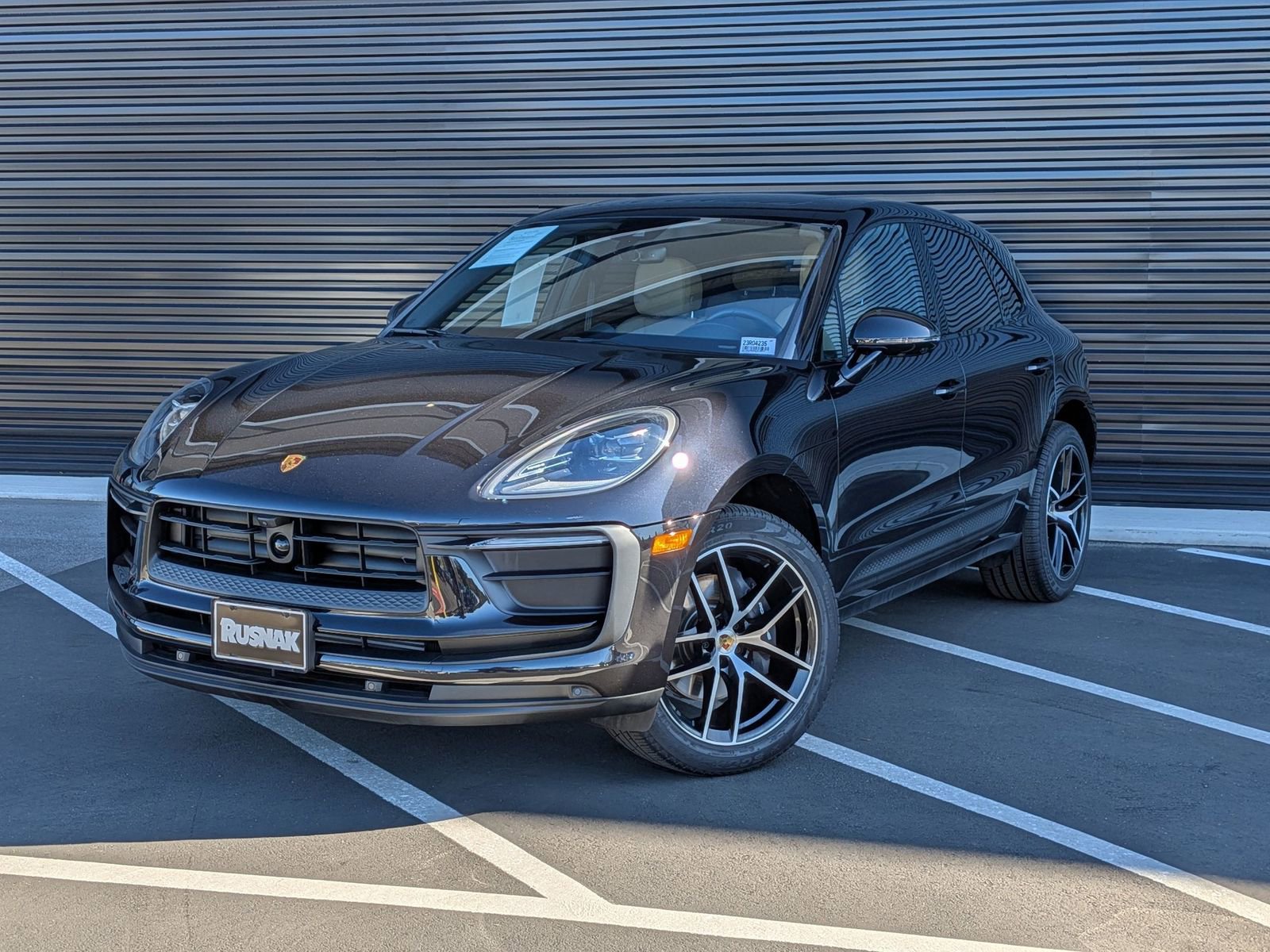 Certified 2025 Porsche Macan image 1