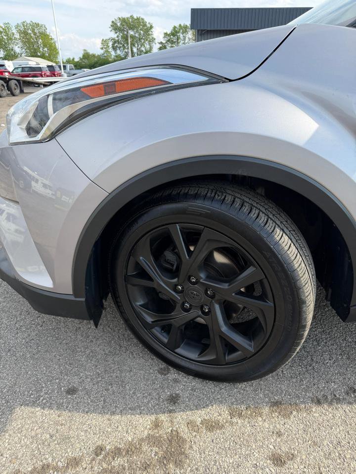 Used 2019 Toyota C-HR XLE FWD image 2