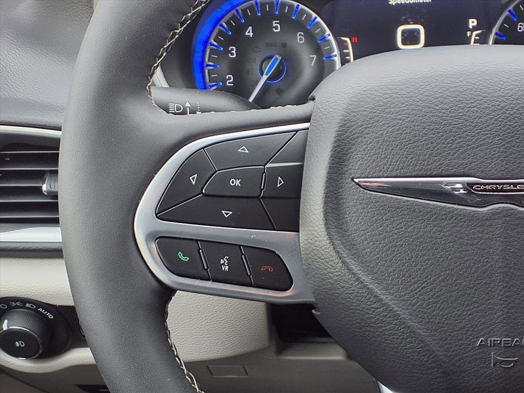 Used 2024 Chrysler Pacifica Touring-L image 18