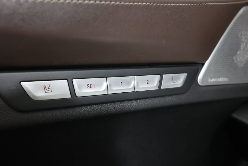 Used 2016 BMW 740i image 33