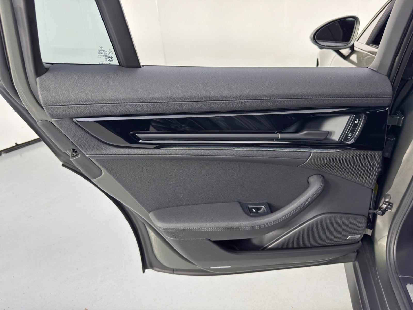 Used 2025 Porsche Panamera w/ Premium Package image 43