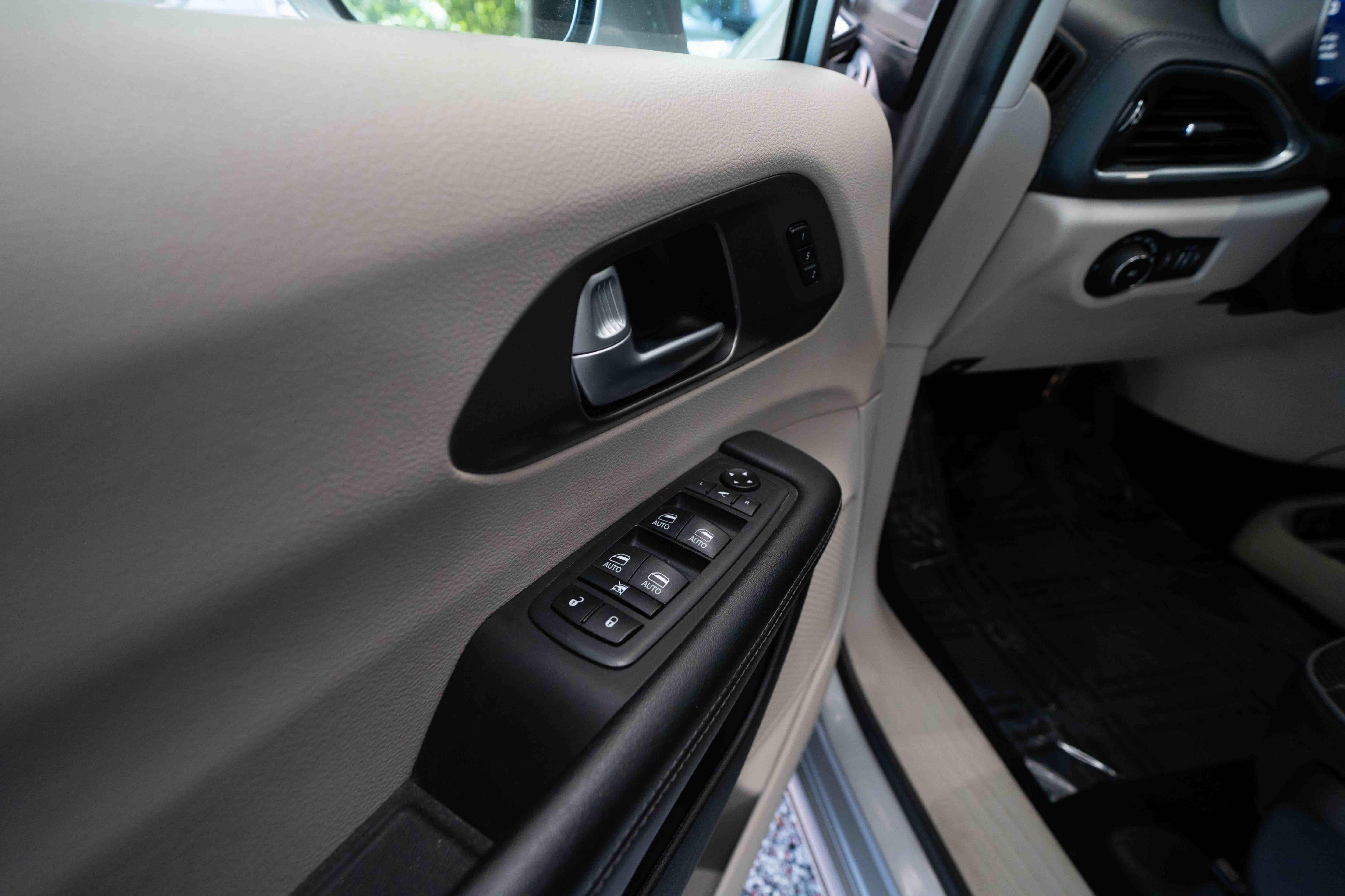 Used 2018 Chrysler Pacifica Limited FWD image 7