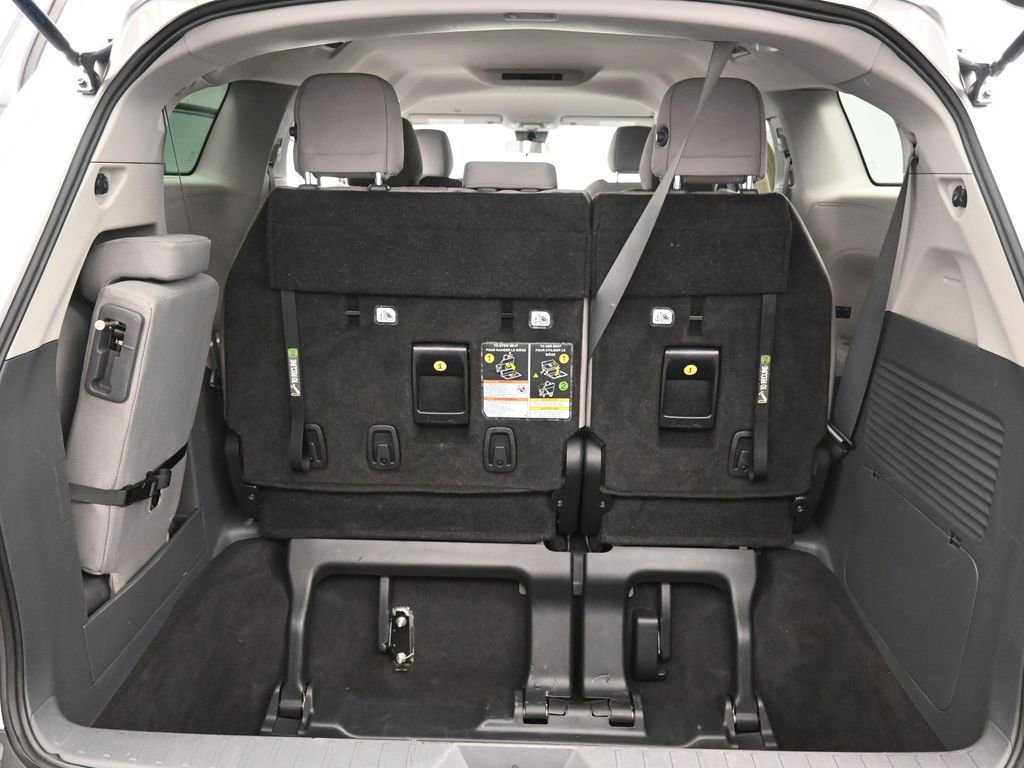 Certified 2024 Toyota Sienna LE image 31