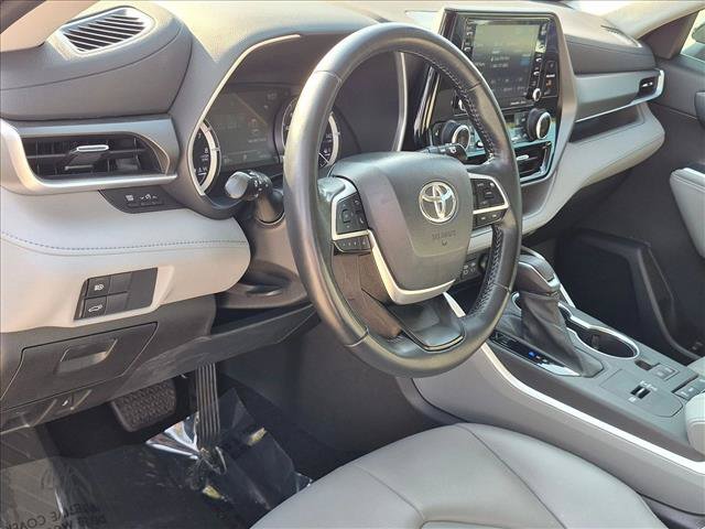 Used 2022 Toyota Highlander XLE FWD image 9