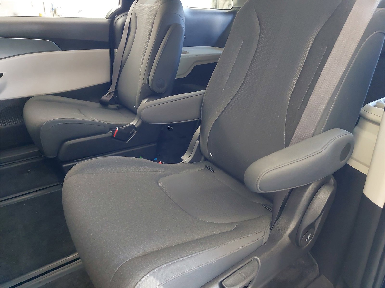 Used 2024 Kia Carnival LX image 14