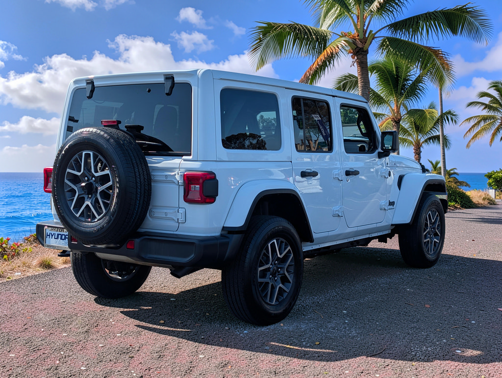 Used 2025 Jeep Wrangler Unlimited Sahara AWD/4WD image 6