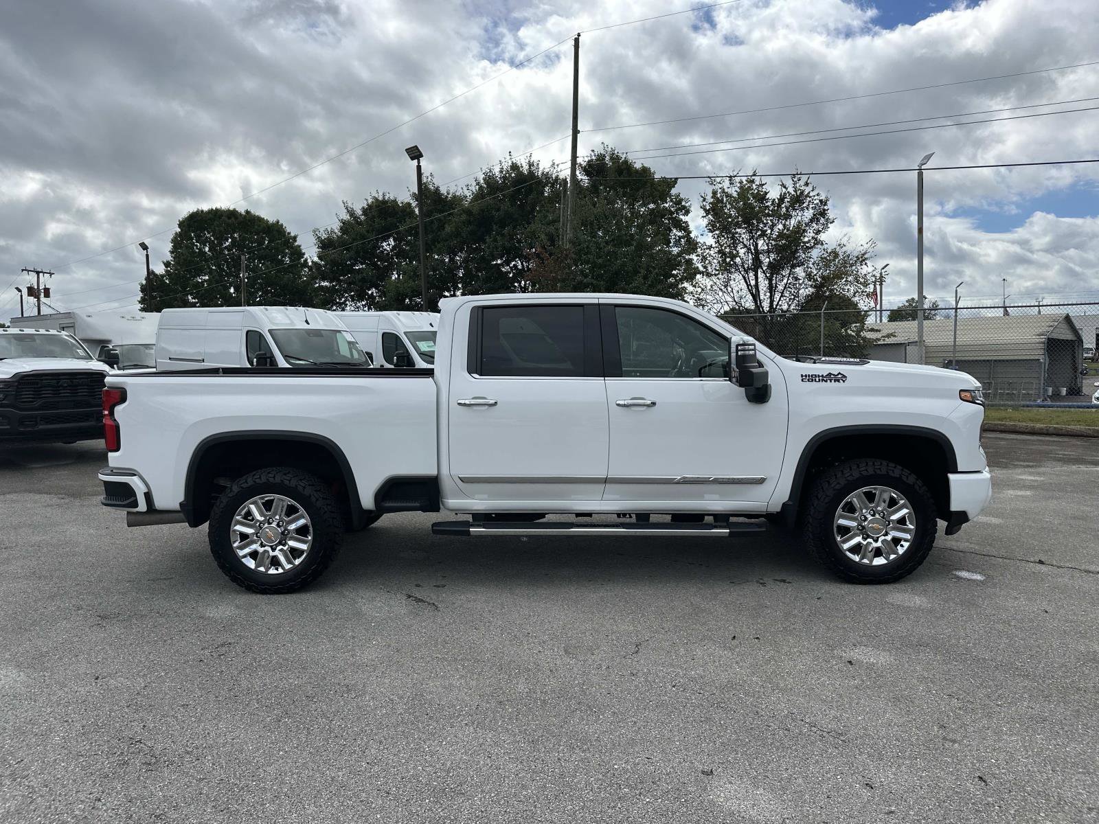 Certified 2024 Chevrolet Silverado 2500 High Country w/ LPO, Dark Essentials Package image 3