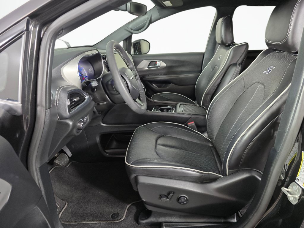 Used 2023 Chrysler Pacifica Limited w/ Uconnect Theater Family Group FWD image 17