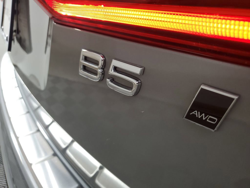 Used 2024 Volvo XC60 B5 Ultimate w/ Protection Package Premier image 9