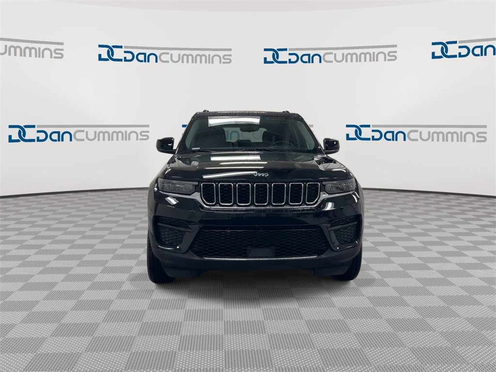 Used 2023 Jeep Grand Cherokee Laredo image 3