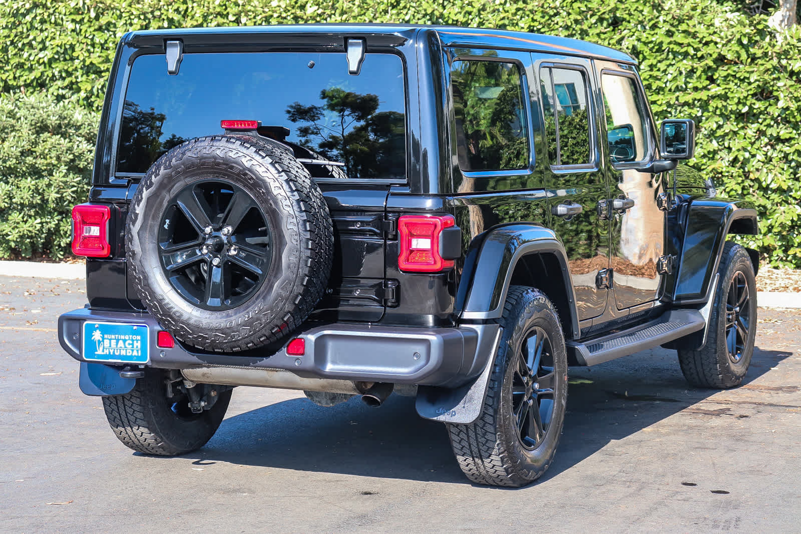 Used 2022 Jeep Wrangler Unlimited Sahara AWD/4WD image 5