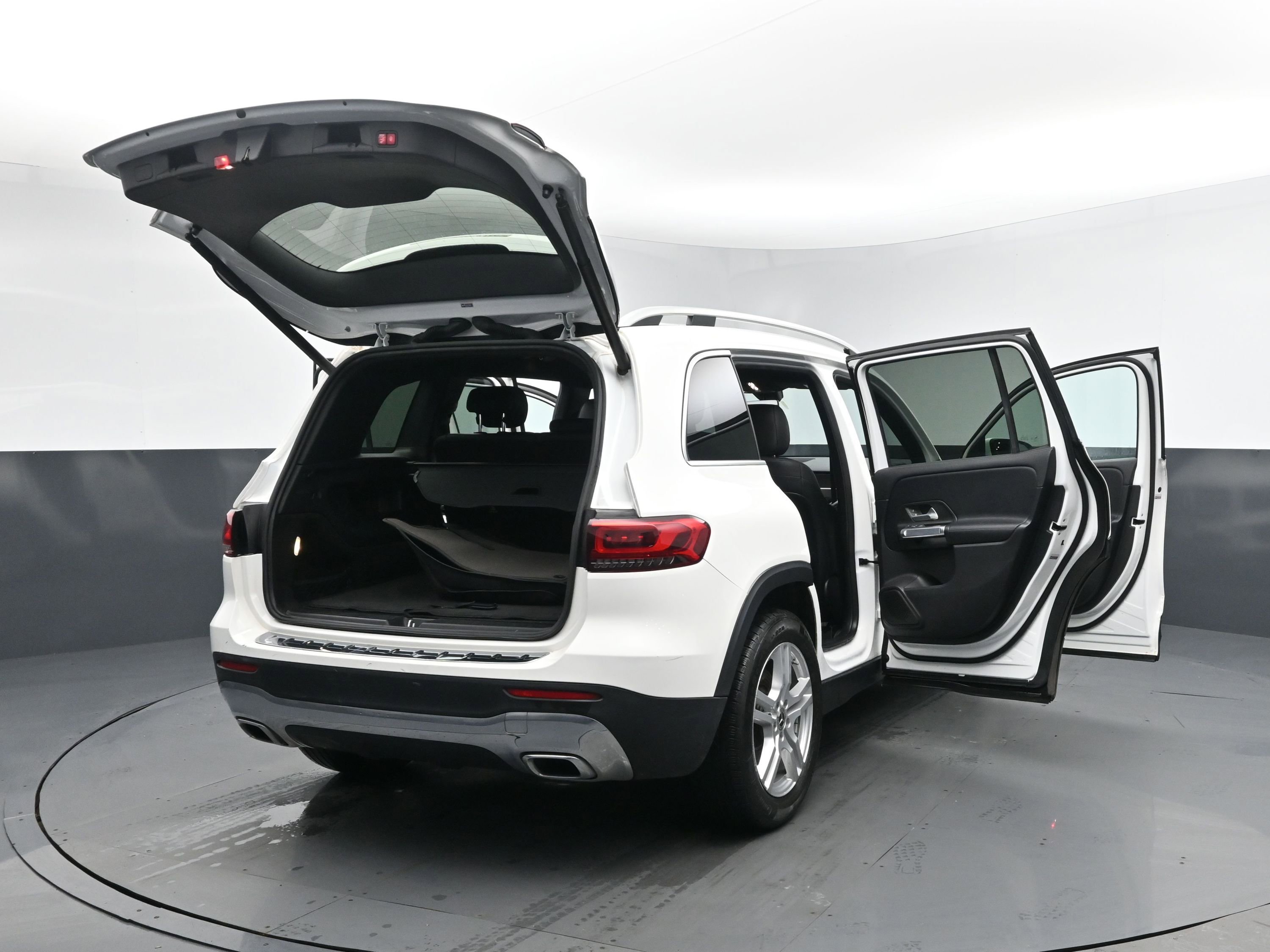 Used 2021 Mercedes-Benz GLB 250 4MATIC w/ Premium Package image 27