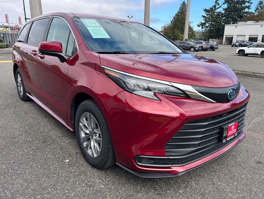 Certified 2024 Toyota Sienna LE AWD/4WD image 3