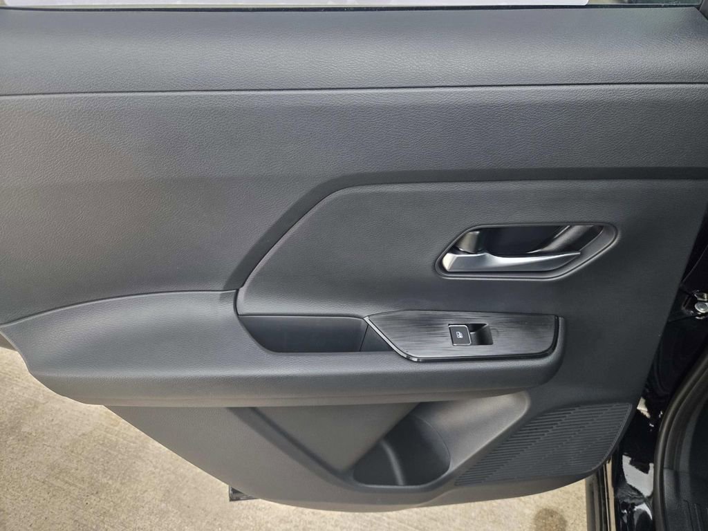 New 2026 Nissan Kicks SR FWD image 31