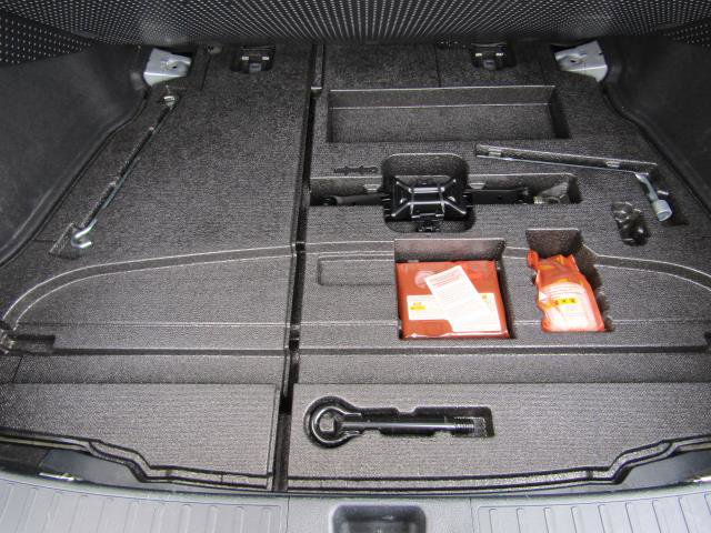 Used 2021 Toyota Prius XLE image 12