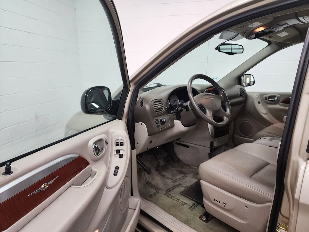 Used 2006 Chrysler Town & Country Limited w/ Trailer Tow Prep Group FWD image 11