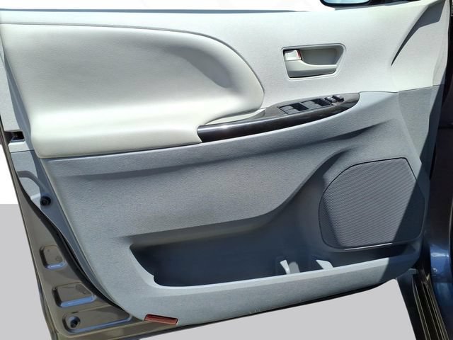 Used 2014 Toyota Sienna L FWD image 10