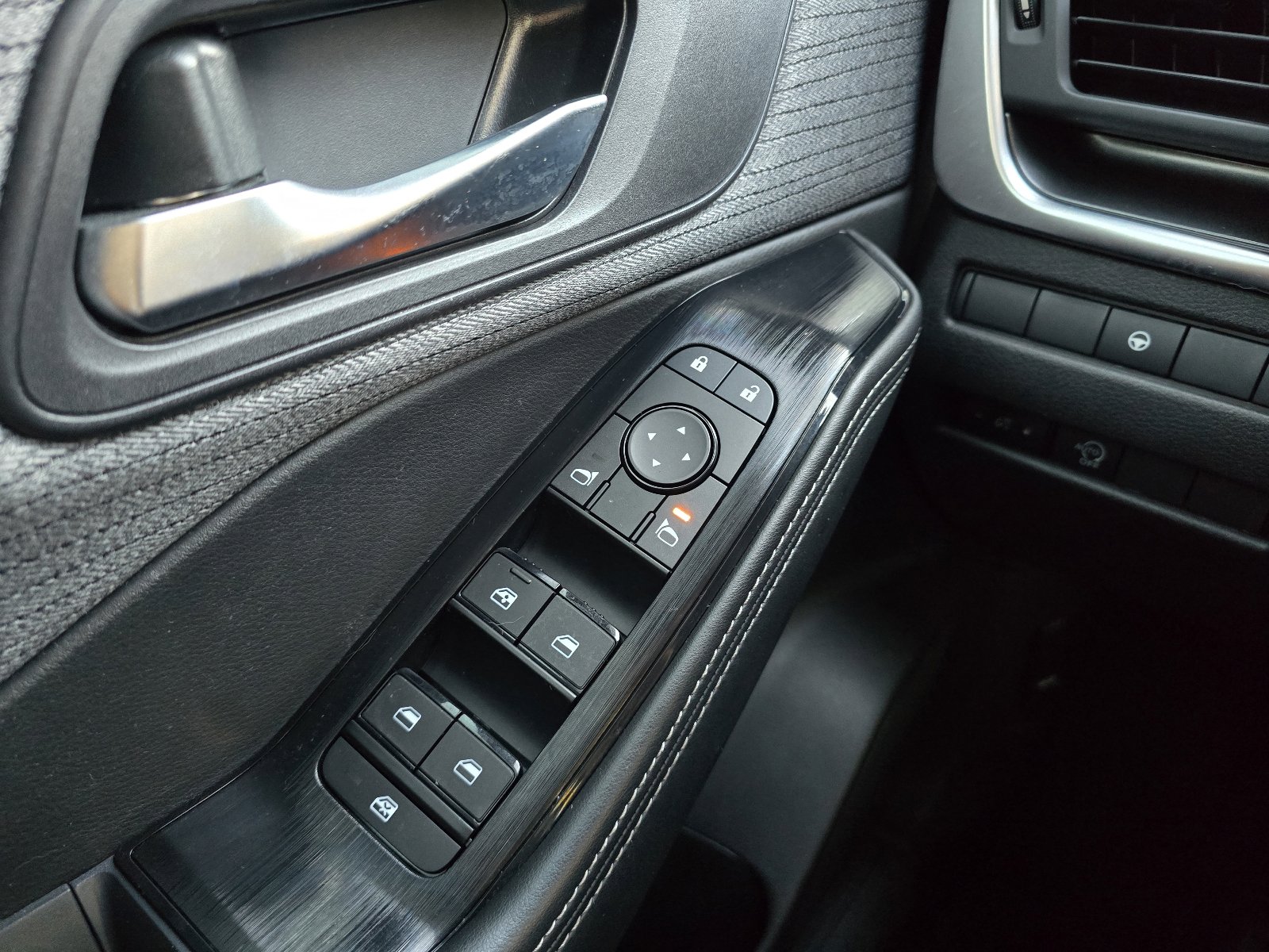 Used 2023 Nissan Rogue SV image 22