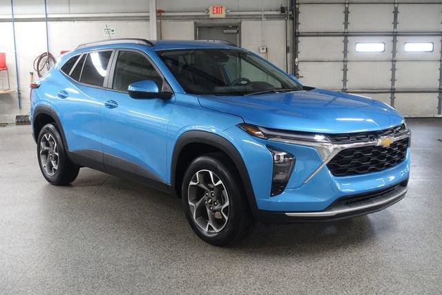 Used 2025 Chevrolet Trax LT FWD image 1