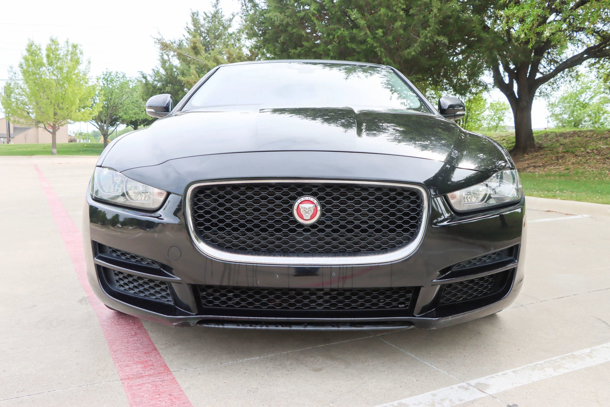 Used 2018 Jaguar XE Premium RWD image 2