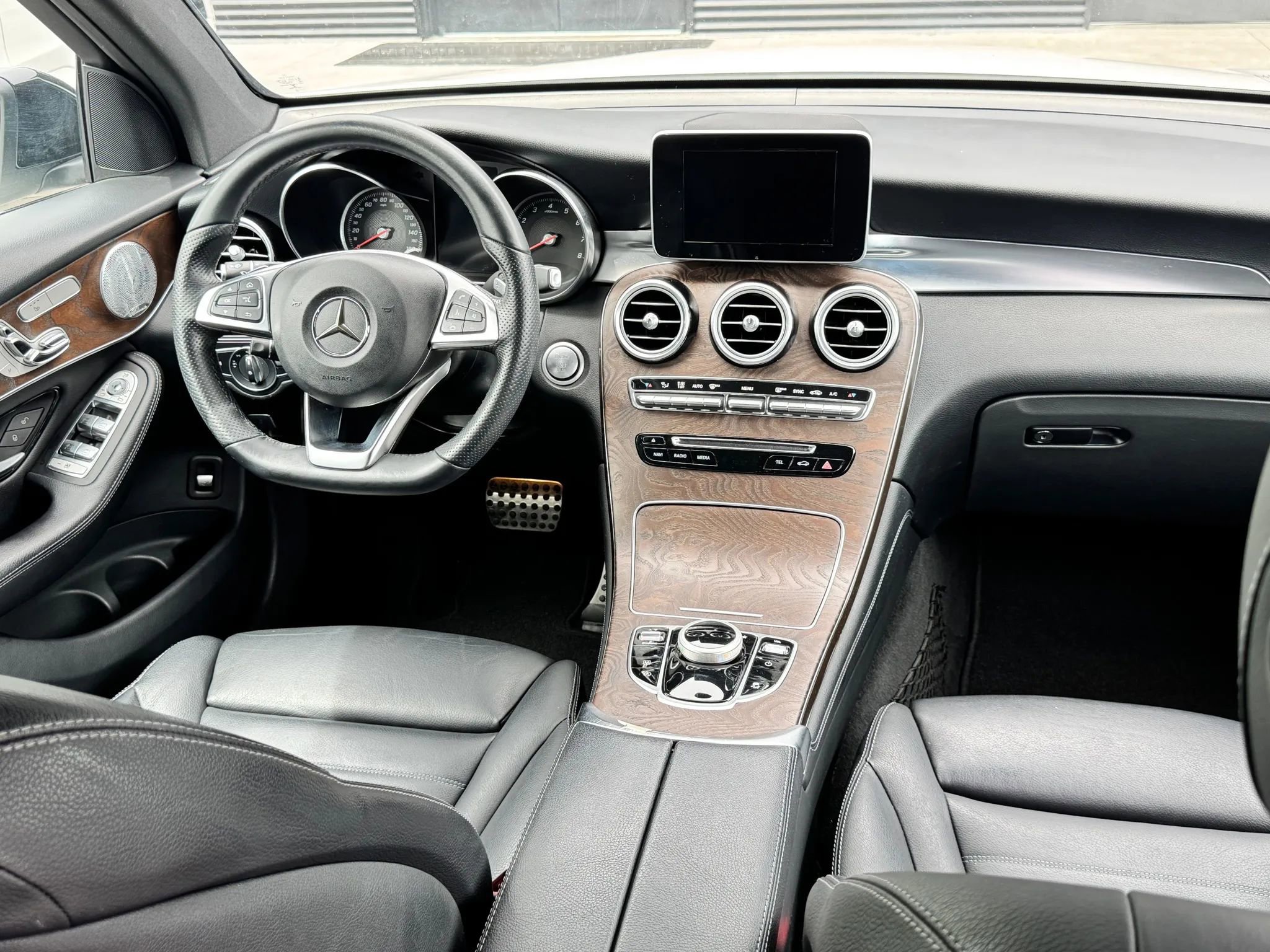 Used 2019 Mercedes-Benz GLC 300 4MATIC w/ Leather Seating Package image 16