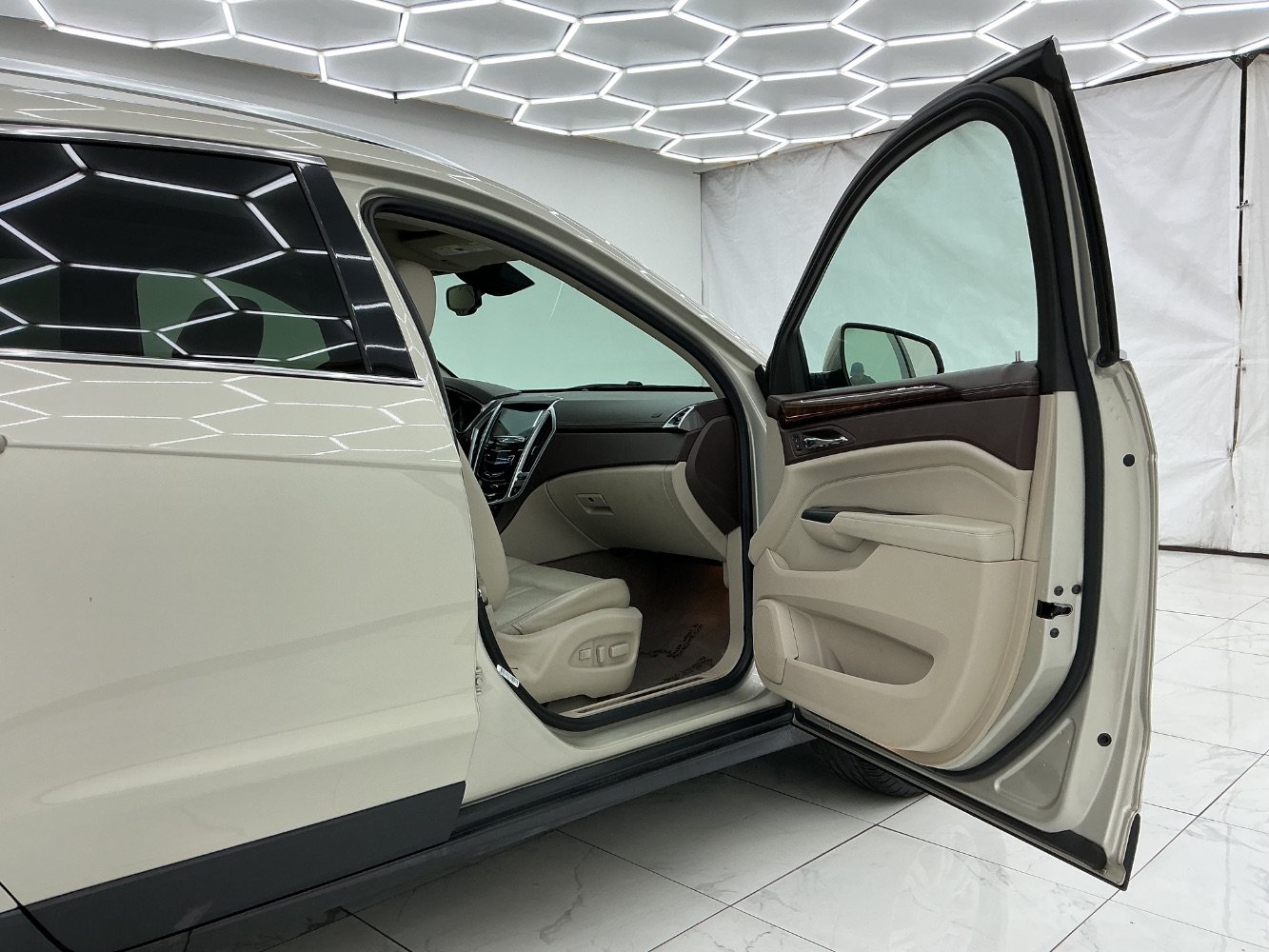 Used 2014 Cadillac SRX Luxury w/ Driver Awareness Package FWD image 17