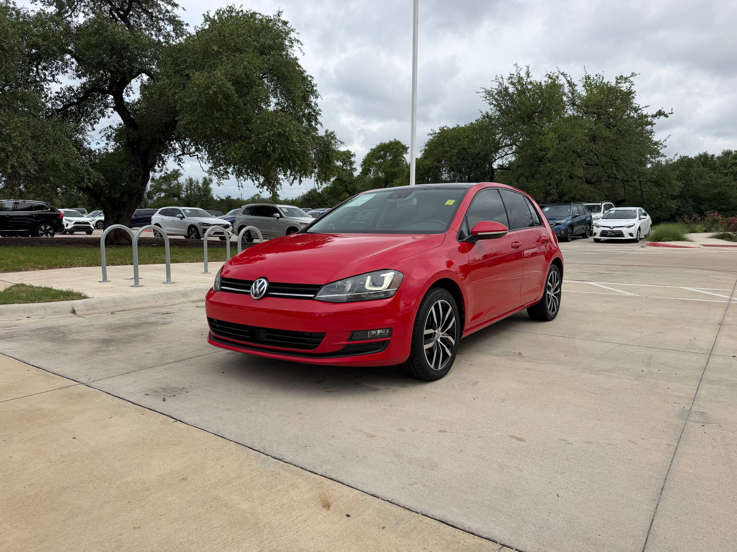 Used 2016 Volkswagen Golf SE w/ Lighting Package FWD image 2