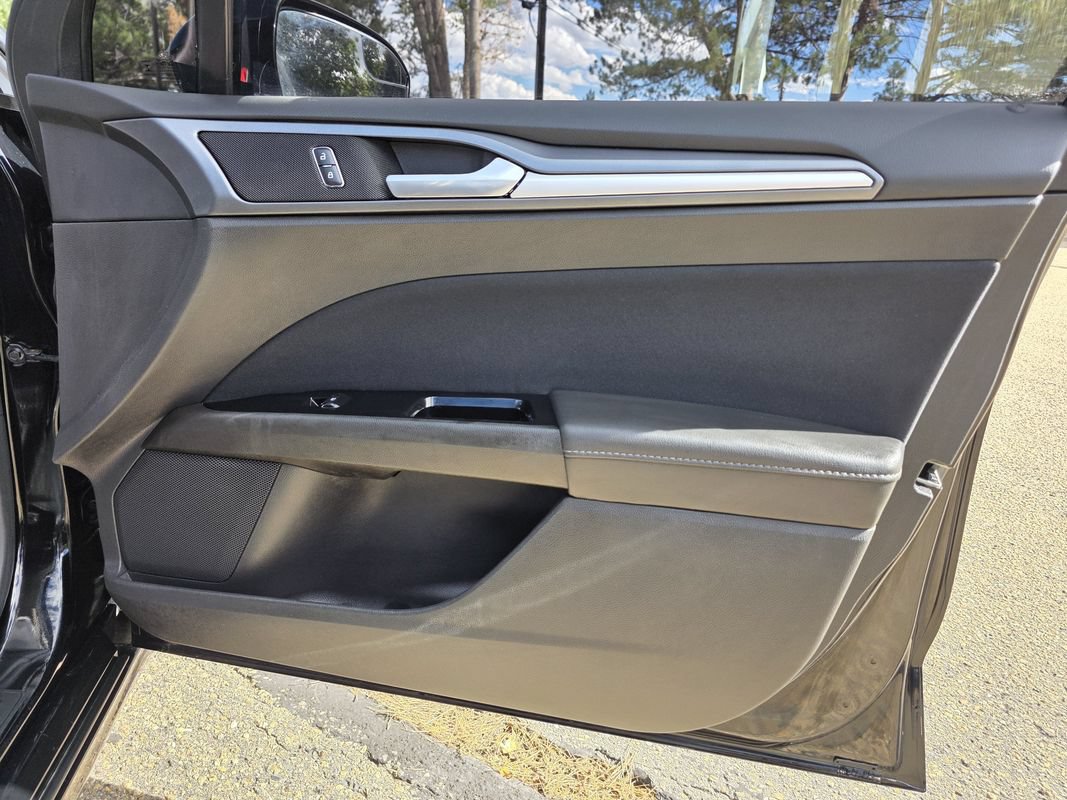 Used 2016 Ford Fusion SE FWD image 18