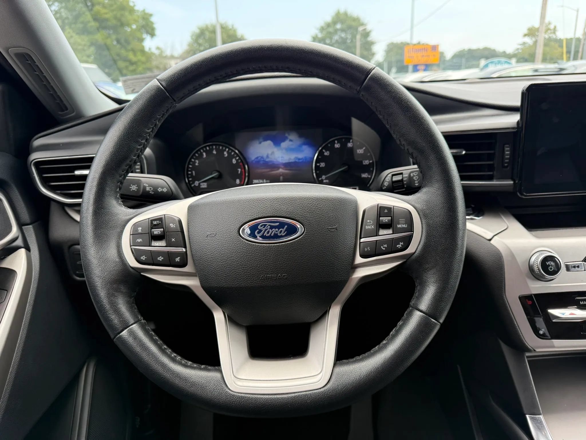 Used 2022 Ford Explorer XLT w/ Equipment Group 202A AWD/4WD image 9