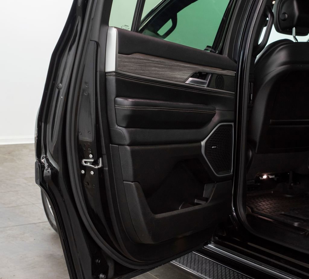 Used 2024 Jeep Wagoneer Series III AWD/4WD image 11