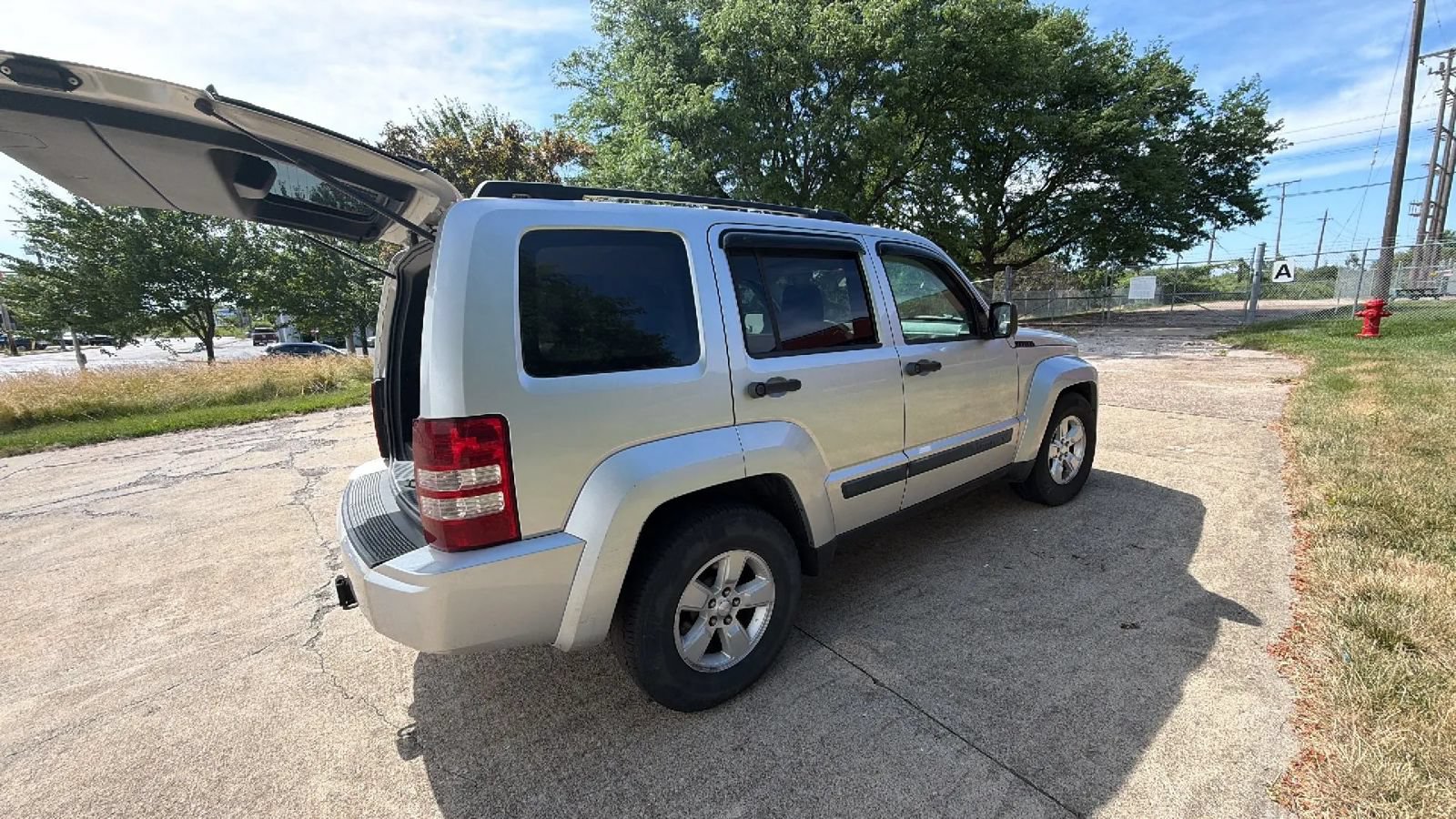 Used 2009 Jeep Liberty Sport w/ Popular Equipment Group AWD/4WD image 5