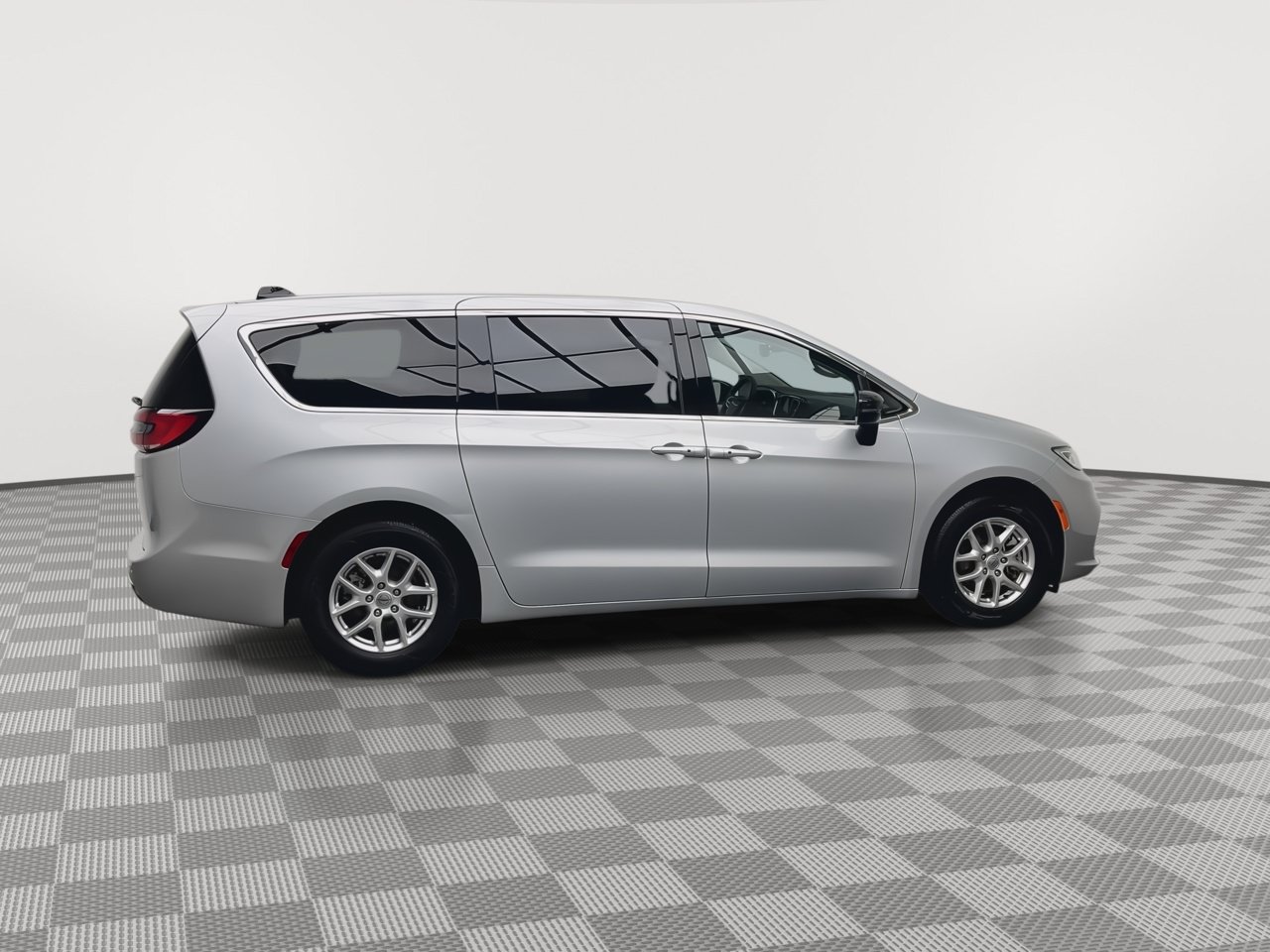 Used 2024 Chrysler Pacifica Touring-L FWD image 38